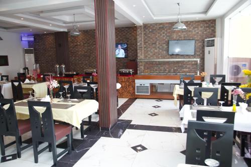 Un restaurante u otro lugar para comer en Capitole Hotel