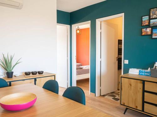 une salle à manger avec une table et une chambre avec une salle de bains. dans l'établissement Appartement entre ciel et mer le grand large, à Hyères