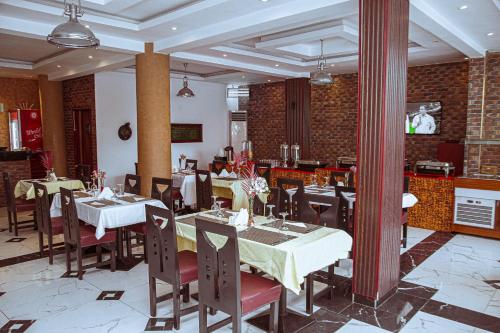 Un restaurante u otro lugar para comer en Capitole Hotel