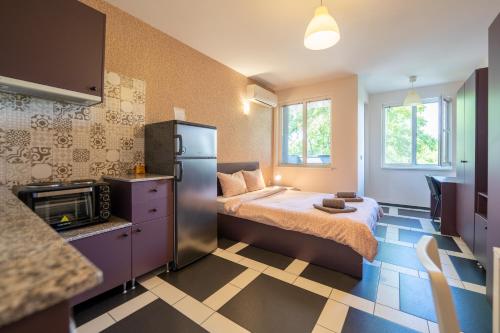 Habitación pequeña con cama y nevera. en Spacious apartment in the heart of Studentski grad, en Sofía