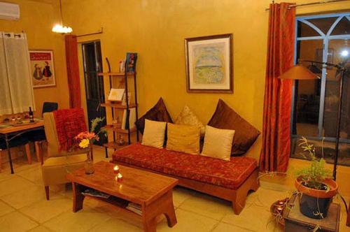 a living room with a couch and a table at המקום של מירה'לה - חדרי אירוח קסומים, רומנטיים ומבודדים בחיק הטבע in Mattat