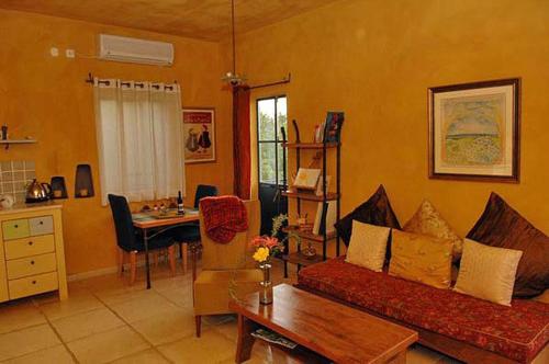 a living room with a couch and a table at המקום של מירה'לה - חדרי אירוח קסומים, רומנטיים ומבודדים בחיק הטבע in Mattat