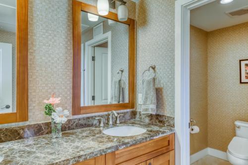 a bathroom with a sink and a mirror at Pili Mai 10F in Kipu