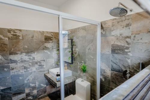 bagno con doccia e lavandino di Bamboo Rimbun-Tranquil Seaside Villa, Port Dickson a Port Dickson