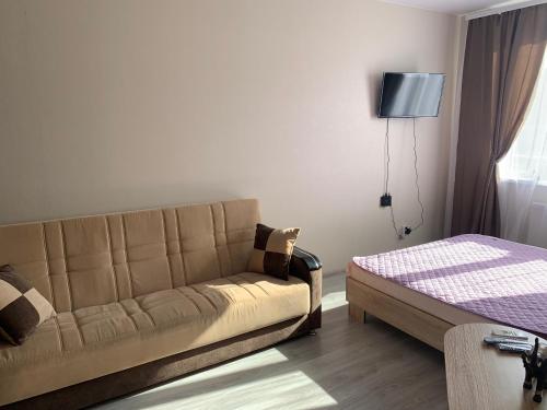 a living room with a couch and a bed at Одесса ЖК 7 Небо/Аквапарк/7км in Odesa