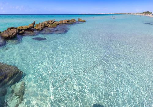 an aerial view of a beach with crystal clear water at Casa con terrazza esclusiva su Nardò in Nardò