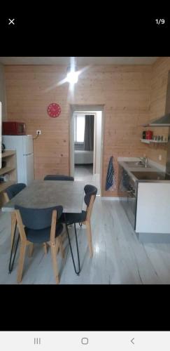 une cuisine et une salle à manger avec une table et des chaises dans l'établissement Chez Philippe, à Eaux-Bonnes