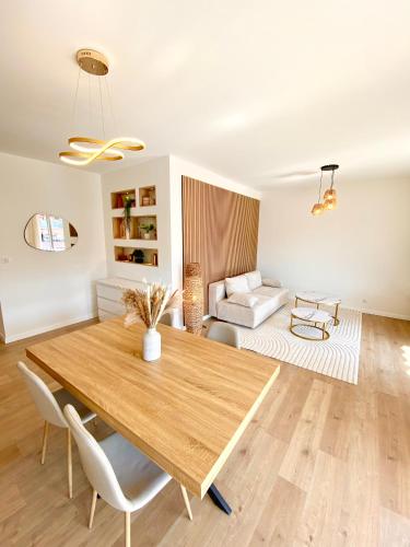 un salon avec une table en bois et un canapé dans l'établissement Magnifique 3P neuf proche mer, à Nice
