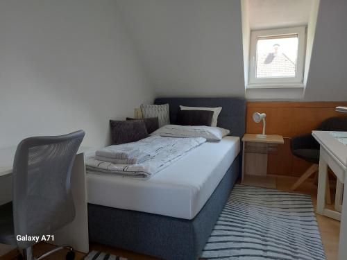 a small bedroom with a bed and a window at Ferienhaus Käthe in Klagenfurt