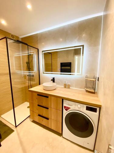 une salle de bain avec une machine à laver et un lavabo dans l'établissement Magnifique 3P neuf proche mer, à Nice