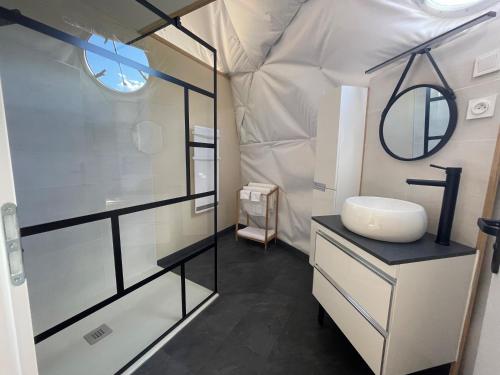 Ένα μπάνιο στο Bulle de l'Escale Coconing avec jacuzzi privatif