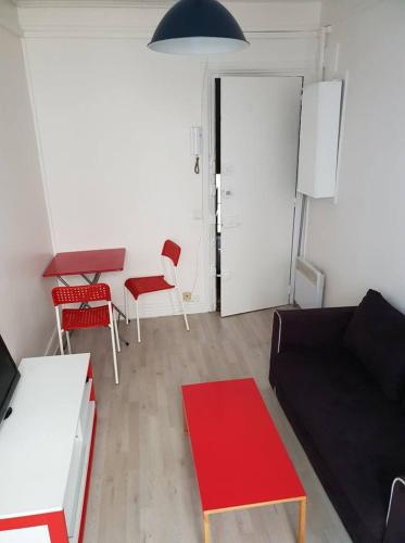 un salon avec un canapé et un tapis rouge dans l'établissement cute and quiet appartment in Montmartre, à Paris