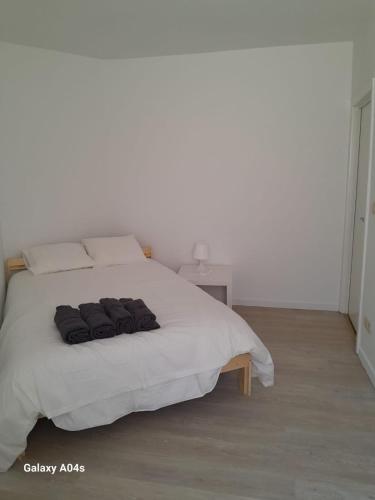 uma cama branca com duas almofadas em cima em 1 bedroom studio sleeps 4 em Bruxelas
