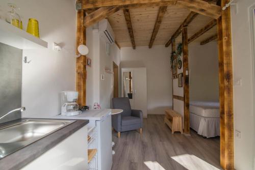 eine Küche mit einem Waschbecken und ein Wohnzimmer in der Unterkunft Alice A1 in Veli Lošinj