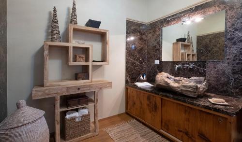 uma casa de banho com um toucador, um espelho e um lavatório. em Ca' di Max em Giucano