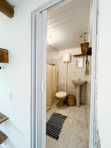 La salle de bains est pourvue de toilettes et d'un lavabo. dans l'établissement Morada Cacauêra, à Itacaré