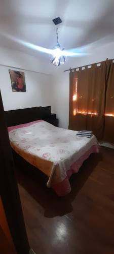 1 dormitorio con 1 cama y ventilador de techo en Depto Alem en Mendoza