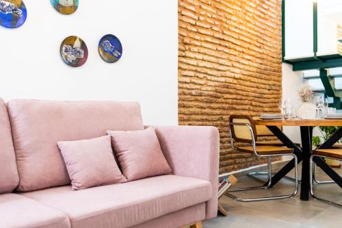 アルメリアにあるCasa Bonitaのレンガの壁、テーブル付きの部屋のソファ
