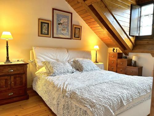 um quarto com uma cama com duas almofadas em Apartament amb llar de foc i altell a Llavorsí by RURAL D'ÀNEU em Llavorsí