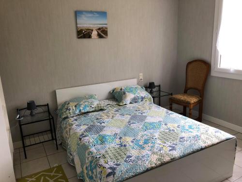 une chambre avec un lit avec une couette dessus dans l'établissement Maison détente classée meublé 3 étoiles, à Caylus