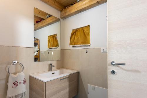 La salle de bains est pourvue d'un lavabo et d'un miroir. dans l'établissement Orto Degli Ulivi, à Cefalù