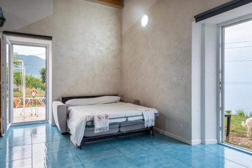 - une chambre avec un lit et une grande fenêtre dans l'établissement Orto Degli Ulivi, à Cefalù