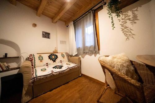 ein Wohnzimmer mit einem Sofa und einem Fenster in der Unterkunft La cabaña de Lilith in Aren