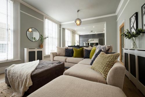 sala de estar con 2 sofás y sofá en Stylish Central Apartment with Parking & Lift, en Bury Saint Edmunds