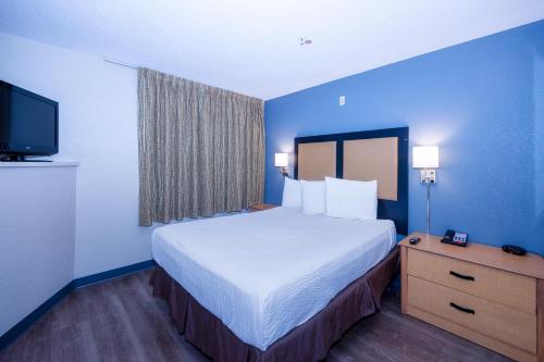 Habitación de hotel con cama y TV en Admiral Suites - Annapolis, en Annapolis