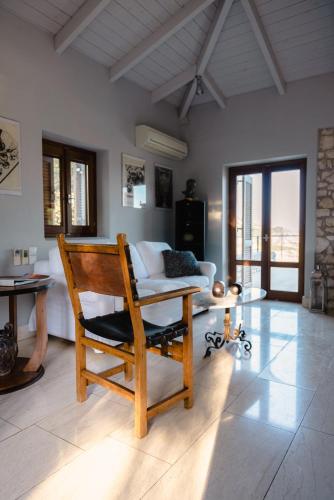 TV a/nebo společenská místnost v ubytování Sunkiss Private Retreat Cottage With Pool