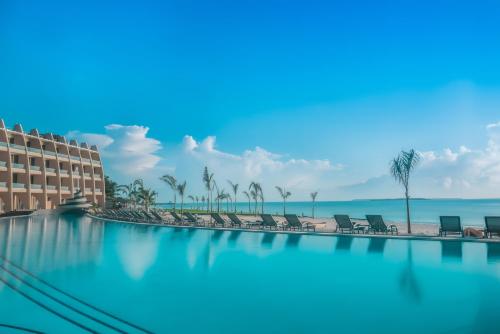 Bazén v ubytování Ramada Resort By Wyndham Dar es Salaam nebo v jeho okolí