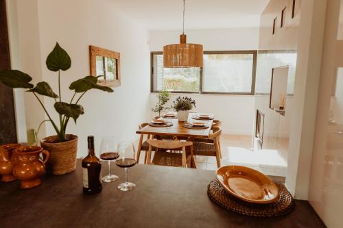 een keuken en eetkamer met een tafel met wijnglazen bij Edition Albufeira / Stargazing terrace + Pool in Albufeira