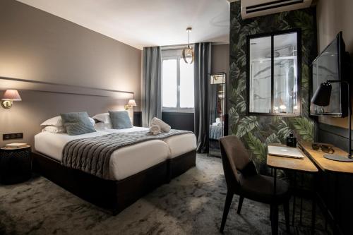 a hotel room with a bed and a desk at Best Western Plus Nice Cosy Hotel in Nice