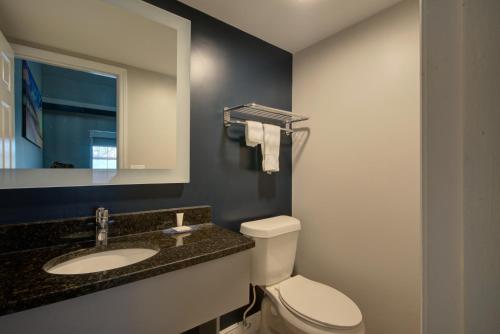 Ένα μπάνιο στο Clarion Pointe Tampa-Brandon Near Fairgrounds and Casino