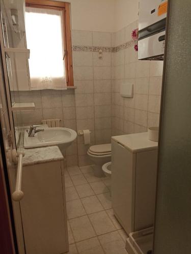a small bathroom with a toilet and a sink at PASSIONE MARINARA-Trilocale con ARIA CONDIZIONATA e Parcheggio a Marcelli in Numana