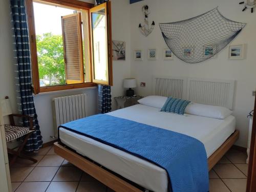 a bedroom with a bed and a window at PASSIONE MARINARA-Trilocale con ARIA CONDIZIONATA e Parcheggio a Marcelli in Numana