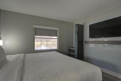 Ένα ή περισσότερα κρεβάτια σε δωμάτιο στο Clarion Pointe Tampa-Brandon Near Fairgrounds and Casino