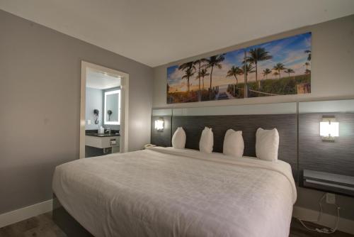 Ένα ή περισσότερα κρεβάτια σε δωμάτιο στο Clarion Pointe Tampa-Brandon Near Fairgrounds and Casino