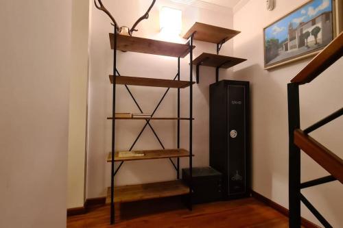 ein Zimmer mit Bücherregal und einer Lampe an der Wand in der Unterkunft Preciosa casa con jardín en Nueva de Llanes in Nueva de Llanes