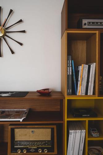 une étagère en bois avec une radio et une horloge dans l'établissement Le Cosy d'Aléry - Charming 3 room apartment near downtown, à Annecy