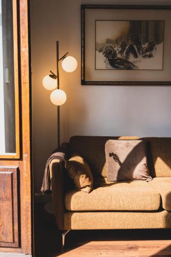 un salon avec un canapé et une lampe dans l'établissement Le Cosy d'Aléry - Charming 3 room apartment near downtown, à Annecy