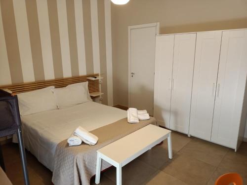 1 dormitorio con 1 cama, mesa y armarios en I Girasoli, en Bari