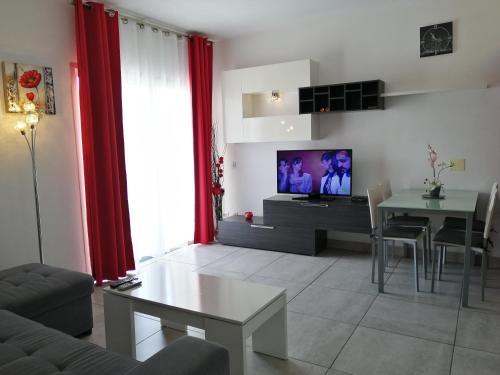 uma sala de estar com um sofá, uma mesa e uma televisão em Amplio apartamento 1 dormitorio - Playa Paraiso em Playa Paraiso