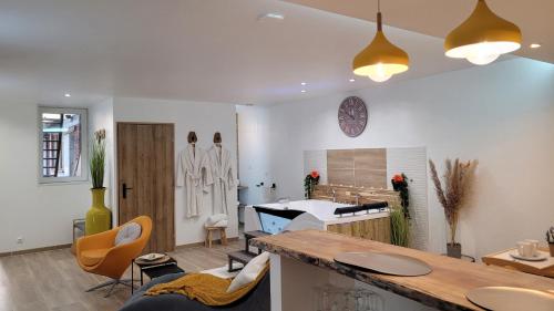 ein Bad mit einem Waschbecken und einer Badewanne in einem Zimmer in der Unterkunft Grand Studio magnifique avec Spa privatif illimité in La Bassée