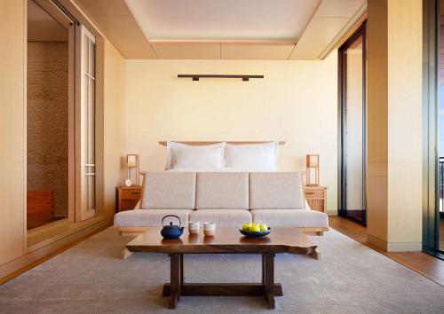 ein Schlafzimmer mit einem Bett und einem Couchtisch in der Unterkunft Nobu Hotel Palo Alto in Palo Alto