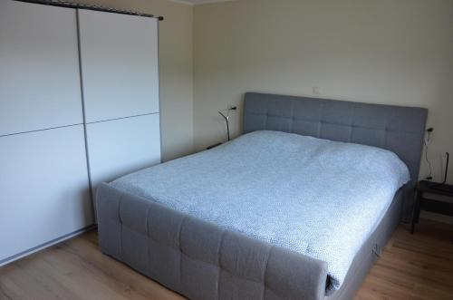 1 dormitorio con 1 cama grande y vestidor en Le Panorama, en La-Roche-en-Ardenne
