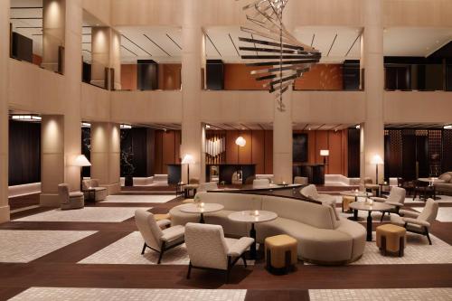 eine Lobby mit Sofas, Tischen und Stühlen in der Unterkunft Nobu Hotel London Portman Square in London