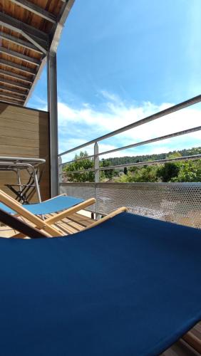 une terrasse avec une table de ping-pong bleue et des chaises dans l'établissement Terracotta - T2 avec Terrasse proche de Cassis, à Roquefort-la-Bédoule