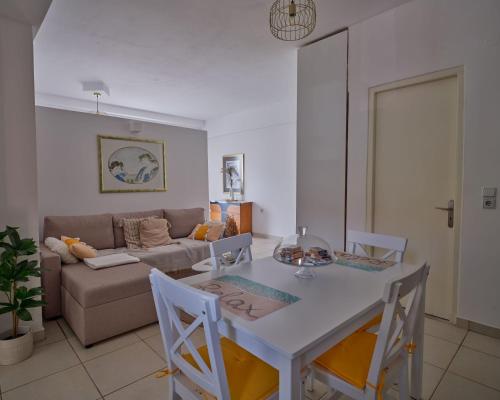 een woonkamer met een tafel en een bank bij comfort apartment in Tripolis