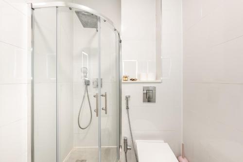 ロンドンにあるModern 3 and 2 bedroom flat in central london with full ACの白いバスルーム(シャワー、シンク付)